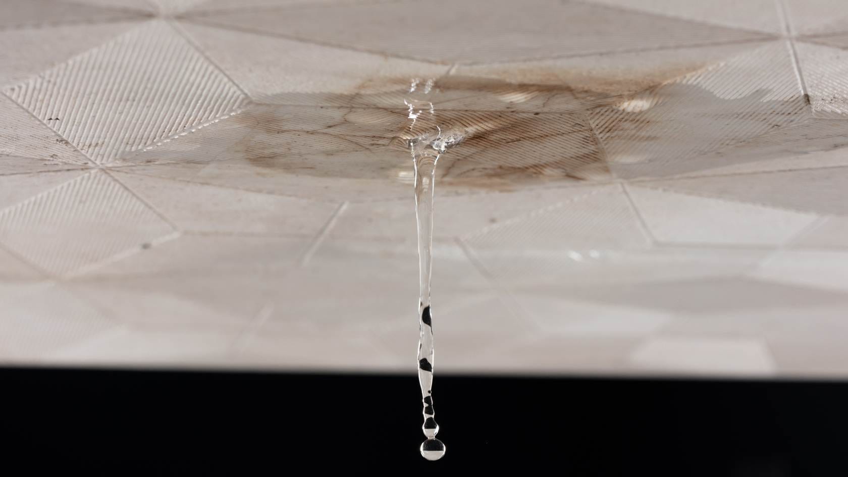 נזילה מהתקרה